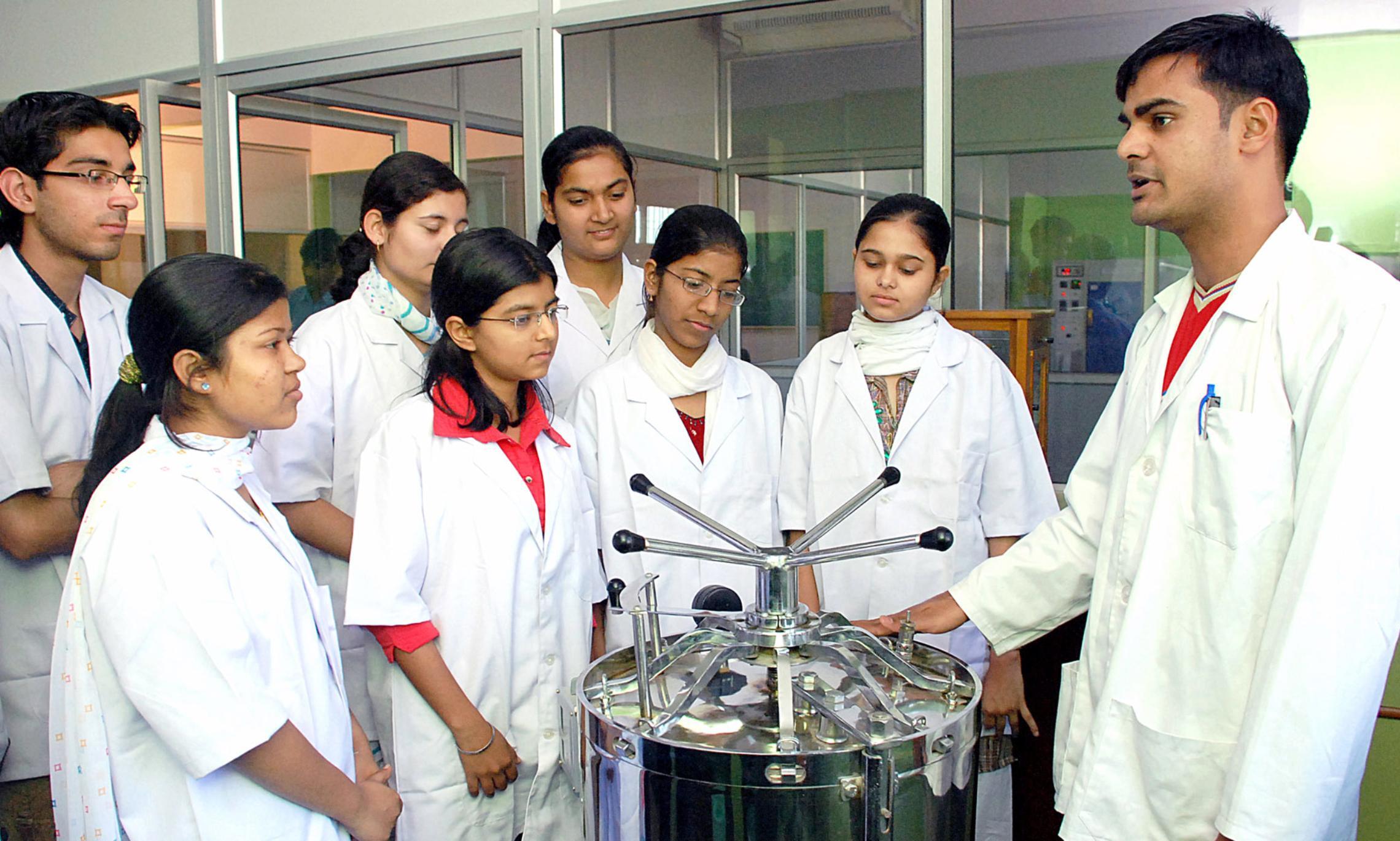 Будущие индийские фармацевты на занятиях в университете - они должны сделать Индию «мировой аптекой».