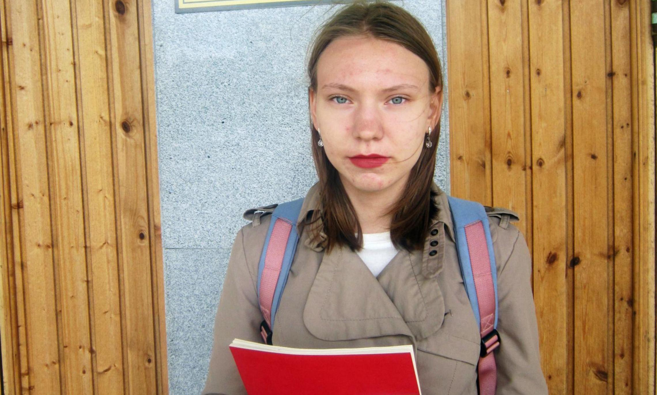 В руках Ирины Танашевой папка с результатами независимой техэкспертизы — квартира непригодна для проживания.