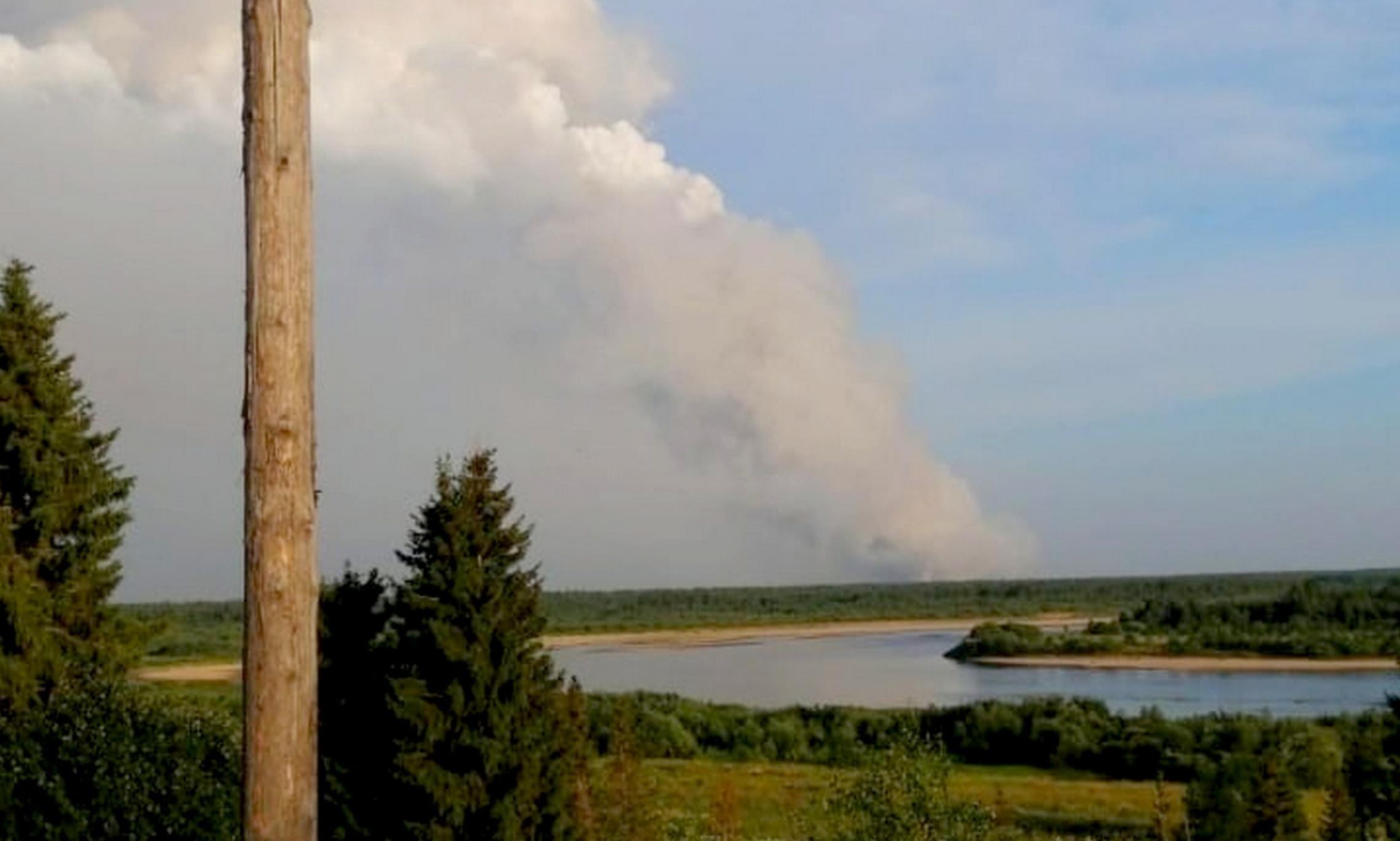 Так пожар выглядит из-за реки Мезень (деревня Родома). Фото Елизаветы Афанасьевой.