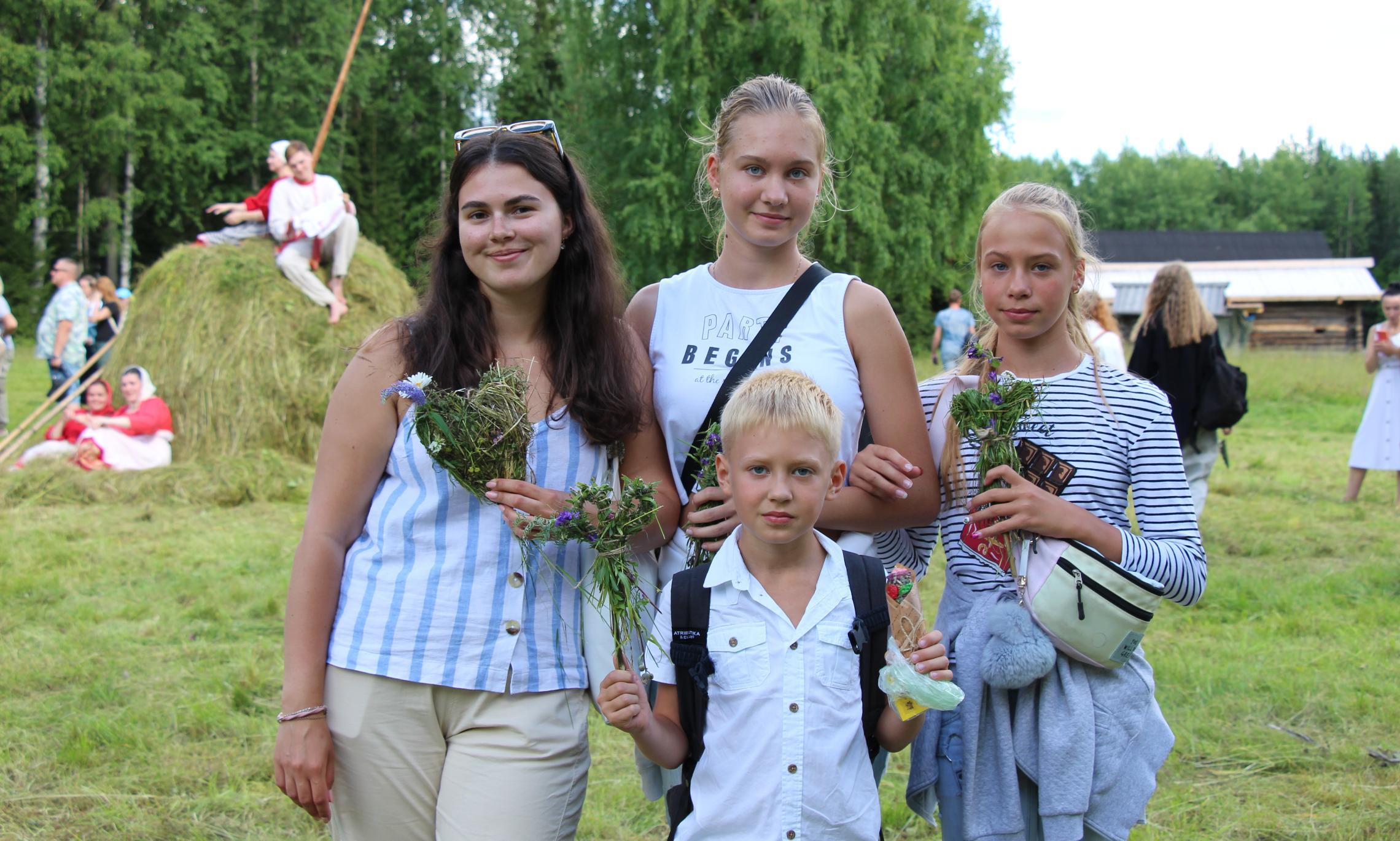 Виктория Гордеева (слева) и гости из Москвы.